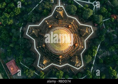 Les images aériennes étonnantes ont capturé une vue d'ensemble de l'éblouissant des temples bouddhistes du Myanmar. Des images montrent la variation dans les temples que vous regardez vers le bas sur eux au-dessus avec quelques cercles rouges et or d'être remplacés par des rectangles plus sombre et pyramide-esque de formes à d'autres endroits. D'autres clichés frappants montrent une structure en bambou autour d'un des temples, murs blancs menant à un top d'or et un nouveau lieu de culte en construction d'échafaudages tout autour de lui. L'amazing photos ont été prises à travers le Myanmar par architecte basé à Londres et photographe Dimitar Karaniko Banque D'Images