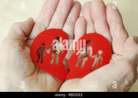 Femme hands holding paper cœur brisé avec une famille - Divorce et famille brisée concept Banque D'Images