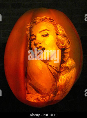 NEW YORK, USA : portrait de Marilyn Monroe. Ces sculptures de grimaces dans la vedette des motifs complexes qui ont eu jusqu'à 16 heures de parfait sont sûr de vous mettre dans l'esprit d'Halloween. De superbes photos montrent comment l'artiste a sculpté une terrifiante Giger précis inspiré dans l'exotiques de fruits de saison, tandis que certains décrivent les citrouilles Ghost Busters et les sorcières d'Hocus Pocus. D'autres citrouilles ont été imprimés avec la carcasse du film à succès 2017, Thor : Ragnarok, Disney's Moana et de Star Wars Darth Vader' en face de l'Étoile de la mort. Le gouverneur de la série zombie The Walking Dead, B Banque D'Images