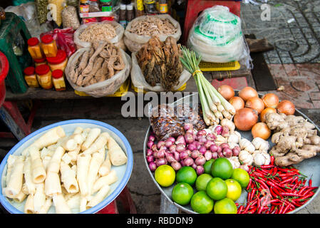 Nourriture vietnamienne et épices dans un marché de rue à Saigon, Vietnam. Banque D'Images