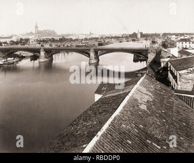 Séville, Séville, Andalousie, Espagne Province vers 1880. Le Guadalquivir. À mi-distance est le pont de Triana. La Cathédrale et la Tour Giralda sont visibles dans l'arrière-plan, à gauche, et la Torre del Oro, ou Tour d'or, à droite. À partir d'une photographie du xixe siècle. Banque D'Images