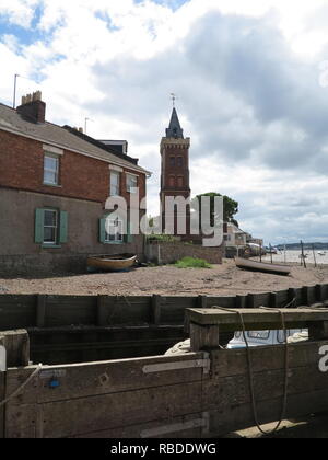 Vue sur la plage et peters tower à Lympstone Devon Banque D'Images