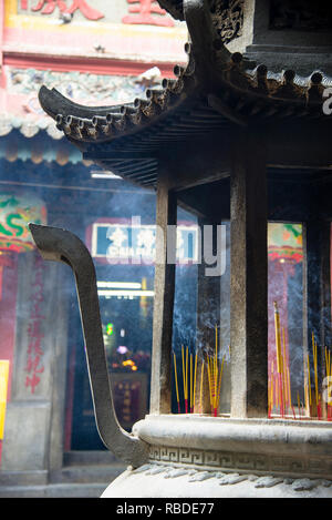 Brûler de l'encens à la Pagode Ngoc Hoang, connue sous le nom de Pagode empereur de Jade ou Pagode tortue, une pagode taoïste à Saigon, au Vietnam. Banque D'Images