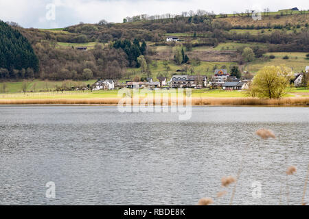 L'Meerfelder Maar du lac de volcan, dans l'Eifel, Allemagne sur une journée de printemps ciel couvert. Banque D'Images