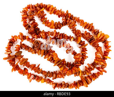 Chaîne de perles d'ambre baltique isolé sur fond blanc. Collier ambre orange vif de matières perles en un tas. Banque D'Images