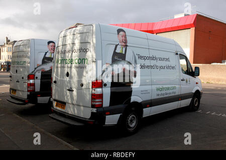 Deux fourgonnettes de livraison en dehors de l'Waitrose Waitrose supermarché à Édimbourg, Banque avenante Banque D'Images