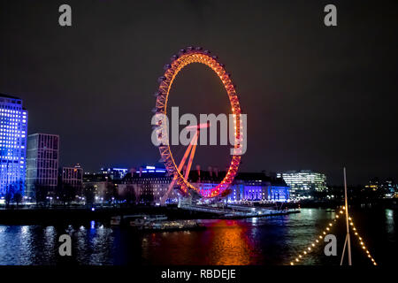 Le Coca Cola London Eye et des forains monter sur la rive sud de la Tamise Banque D'Images