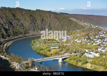 Vue sur la ville de Cochem, dans l'Eifel avec la vallée de la Moselle en Allemagne, le village de Klotten en arrière-plan. Banque D'Images