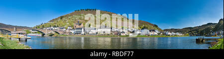 Vue panoramique sur la côte est de Cochem, dans l'Eifel sur Moselle à l'Allemagne. Banque D'Images