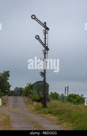 Ancienne voie de signal sur une gare déserte Banque D'Images