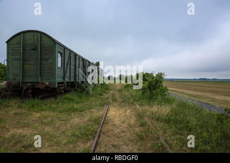 Wagons de chemin de fer abandonnée avec l'ancienne voie de chemin de fer au milieu de la campagne Banque D'Images