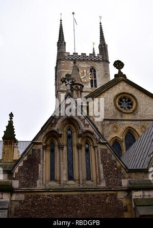 La cathédrale de Southwark. Tour avec horloge dorée et extrémité est de South Bank, Londres, Royaume-Uni. Banque D'Images