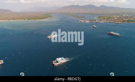 Vue aérienne du port de ferry de gilimanuk ferry-boats, des véhicules. Les véhicules de transport et les passagers des ferries au port. Pour le départ du port de Bali à l'île de Java. Banque D'Images