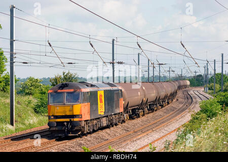 Un certain nombre de locomotives diesel de catégorie 60 60007 travailler un train de marchandises vide réservoirs d'huile à bogies Proche-orient Hyde sur le Midland Mainline. Banque D'Images