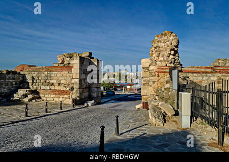 Ruine de mur de fortification de l'Ouest et l'entrée dans la ville ancienne de Nessebar ou Mesembria sur la côte de la mer Noire, Bulgarie, Europe Banque D'Images