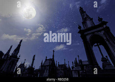 Vue large d'un vieux cimetière européen dans une nuit de pleine lune Banque D'Images