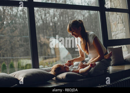 Mère avec son at home Banque D'Images