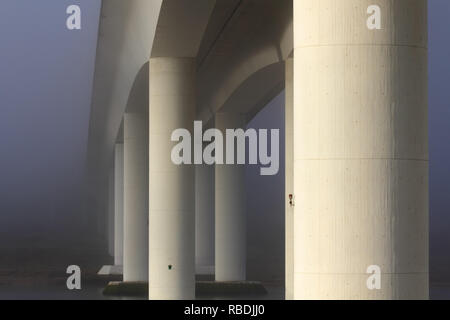 L'un des nouveaux ponts de Porto dans la brume du matin Banque D'Images