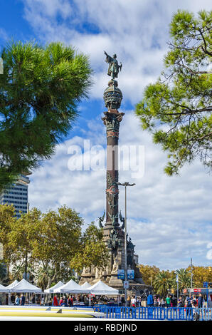 Barcelone, Espagne - 10 novembre 2018 : Plaza del Portal de la Pau avec le monument de Colomb et un marché temporaire plein de stands et traders Banque D'Images