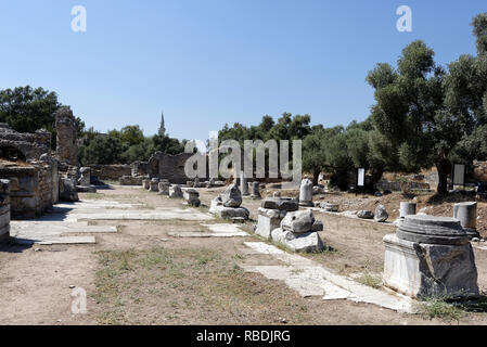 Afficher le long de la Stoa du sud de l'Agora vers le côté ouest et l'entrée voûtée, ancienne ville grecque d'Iasos, Turquie. La Stoa sud connecté va Banque D'Images