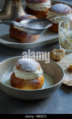 Semlor Semla ou vastlakukkel laskiaispulla,, est un rouleau doux traditionnel fait dans diverses formes en Suède, Finlande, Estonie, Norvège, Danemark, surtout lundi et mardi gras Mardi Gras Banque D'Images