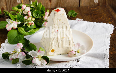 Quark traditionnel de Pâques avec les fruits confits dessert Banque D'Images