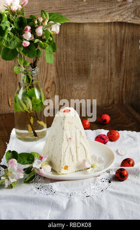 Quark traditionnel de Pâques avec les fruits confits dessert Banque D'Images