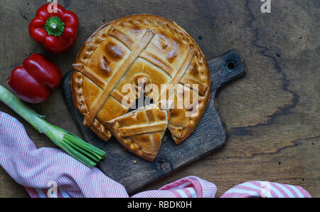 Empanadas de atun, farcies au thon tarte traditionnelle typique des poissons de Galice, en Espagne, en vue d'en haut, l'arrière-plan en bois Banque D'Images