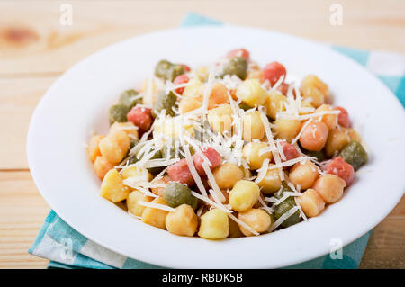 Le déjeuner italien classique avec gnocchi à la sauge, de beurre et de Parmesa Banque D'Images