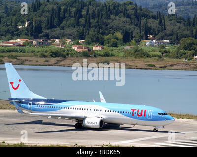 TUI Airlines Boeing 737-85P, numéro de vol OO-TUP qui décolle de l'aéroport Ioannis Kaposistrias Corfou, Grèce Banque D'Images