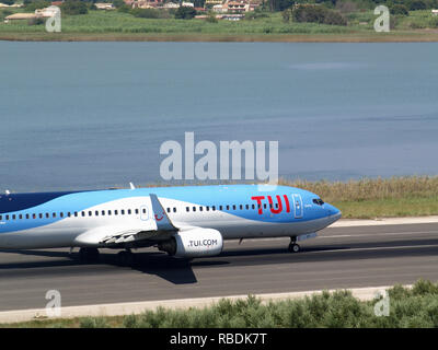 TUI Airlines Boeing 737-85P, numéro de vol OO-TUP qui décolle de l'aéroport Ioannis Kaposistrias Corfou, Grèce Banque D'Images