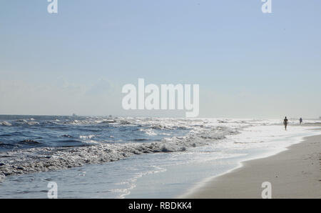 Plage de sable presque vide le matin à Sousse. Banque D'Images