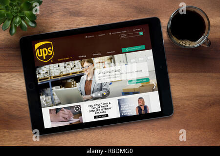 Le site internet d'UPS (United Parcel Service) est vu sur un iPad tablet, reposant sur une table en bois (usage éditorial uniquement). Banque D'Images
