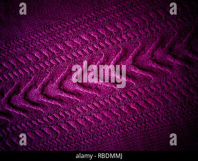 Fuchsia violet magenta. Motif tricoté chandail de laine la texture de près. Violet fait main laine à tricoter texture background Banque D'Images
