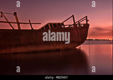 Vieux navire mort à Doha Beach Koweït Banque D'Images