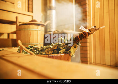 Intérieur d'un sauna finlandais, un sauna finlandais classique en bois, salle de bains, vous pourrez vous détendre dans un sauna chaud avec de la vapeur Banque D'Images