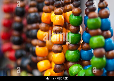 Le marché Salamanca, Hobart, Tasmanie. Close up de perles en bois coloré sur l'affichage à l'un des nombreux stands dans le marché, qui se tient tous les samedi. Banque D'Images