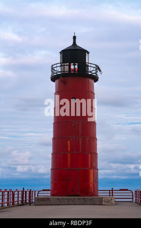 Le phare de Red Milwaukee Pier Head contre Blue Sky se reflète Glace ...