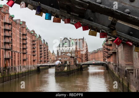 Cadenas colorés sur un pont de l'eau château bâti au milieu du canal, Poggenmhlenbrck, Altstadt Hambourg Allemagne Europe Banque D'Images