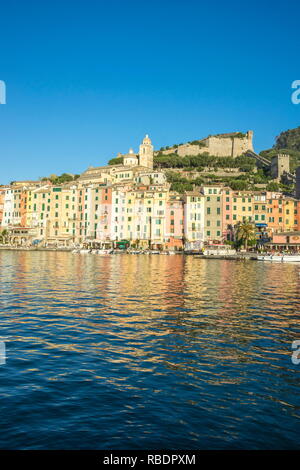 Le bleu de la mer cadre les maisons aux couleurs typiques de Portovenere La Spezia province Ligurie Italie Europe Banque D'Images