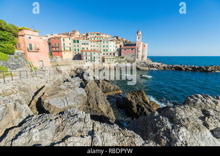 Les falaises de l'église San Giorgio de châssis et ses maisons typiques entouré par la mer bleue Tellaro province de La Spezia Ligurie Italie Europe Banque D'Images