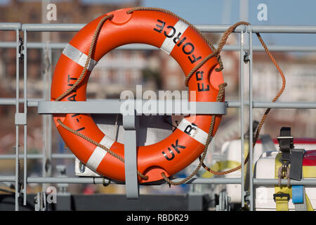 La force de l'UK Border HMC cutter vigilants est amarré sur la jetée ouest du port de Ramsgate, le 8 janvier 2019, dans la région de Ramsgate, Kent, Angleterre. De vigilance a été active dans la Manche, en secourant les petits inflatables plein de passage de migrants provenant de la France. Le port de Ramsgate a été identifié comme un Brexit 'Port' par le gouvernement du premier ministre Theresa May, négocie actuellement la sortie du Royaume-Uni de l'UE. Le ministère des Transports a accordé à une société de transport maritime non prouvées, de fret, de fournir exécuter roll-on roll-off ferry services à l'industrie des transports routiers entre Ostende un Banque D'Images