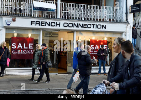 La dernière marche consommateurs direction de Chester French Connection avec la vente des signes dans la fenêtre Banque D'Images