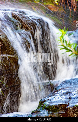 Petite cascade avec de l'eau exécutés sur des roches dans les Carrancas, Minas Gerais, Brésil Banque D'Images