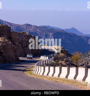 Une route de Bcharré descend vers la vallée de la Bekaa, au nord du Liban. Paysage libanais et de la route Banque D'Images