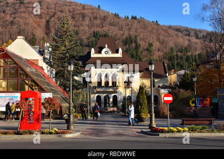 SINAIA, Roumanie - le 7 novembre 2018. La ville de Sinaia et Street View. Bâtiment de l'Hôtel de ville de Sinaia , la Vallée de Prahova, Roumanie. Banque D'Images