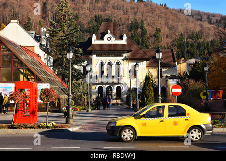 SINAIA, Roumanie - le 7 novembre 2018. La ville de Sinaia et Street View. Bâtiment de l'Hôtel de ville de Sinaia , la Vallée de Prahova, Roumanie. Banque D'Images