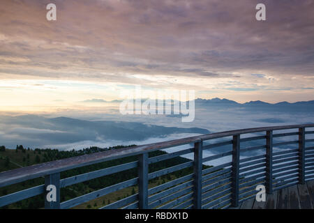 Matin d'automne dans station de ski, les Alpes Carniques, Autriche. Belle vue de la tour sur la montagne Slovénie Banque D'Images