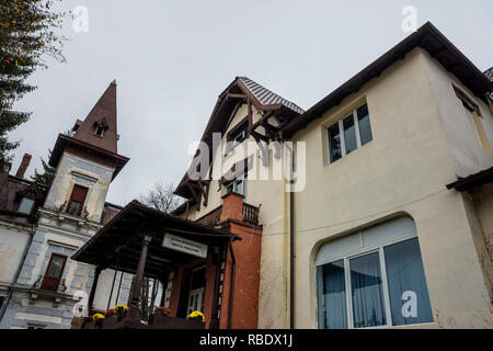 SINAIA, Roumanie - le 7 novembre 2018. L'hôpital de la ville de Sinaia. service pédiatrique , la vieille maison historique à Sinaia, Roumanie. Banque D'Images