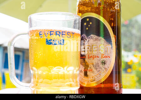 Verre et bouteille de bière lager Everest, Népal Banque D'Images